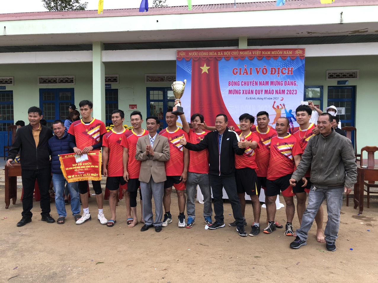 UBND xã Ea Kênh tổ chức giải bóng chuyền Nam mừng Đảng, mừng Xuân Quý Mão năm 2023